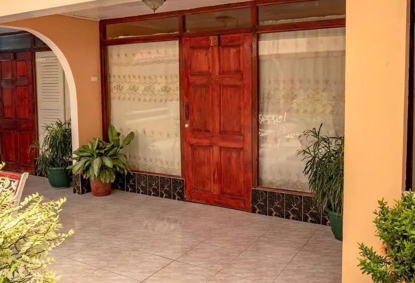 Hotelli Y Cabinas El Coral