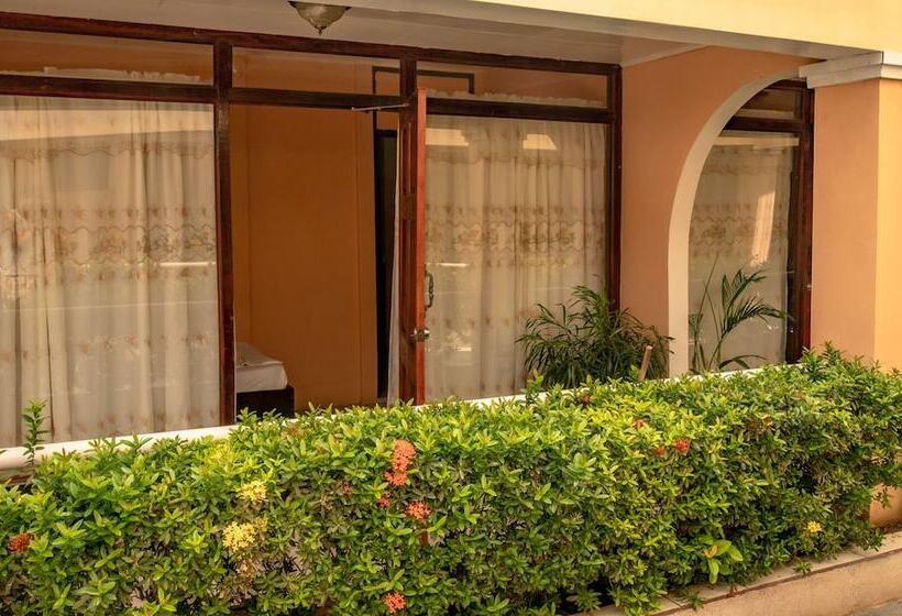 هتل Y Cabinas El Coral