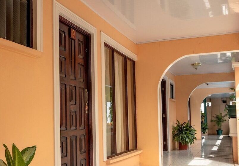 هتل Y Cabinas El Coral