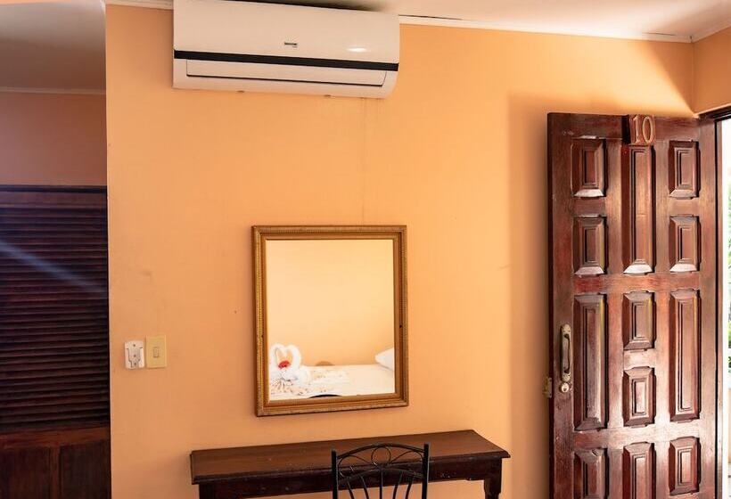 هتل Y Cabinas El Coral