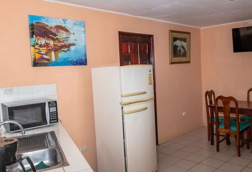 هتل Y Cabinas El Coral