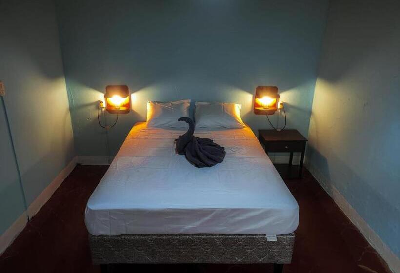 تختخواب و صبحانه Cocohouse Leon