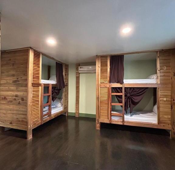 Islanders Hostel Port Barton