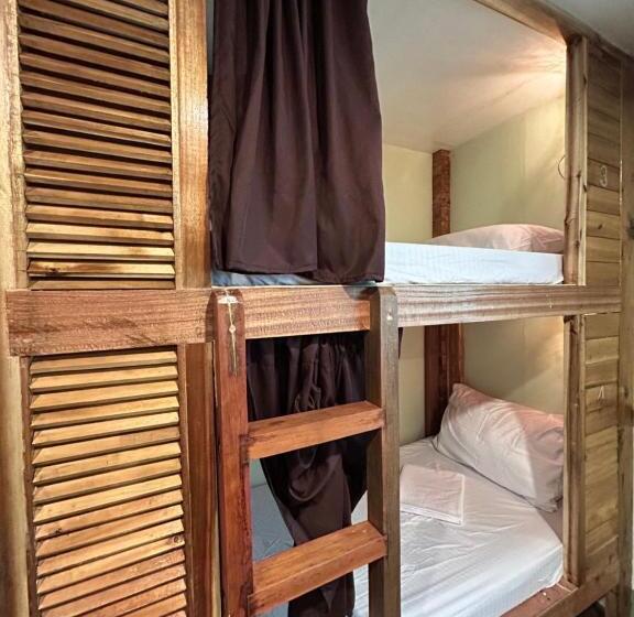 Islanders Hostel Port Barton