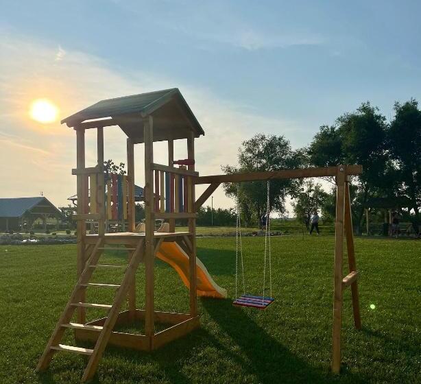 تختخواب و صبحانه Golden Carp Lake