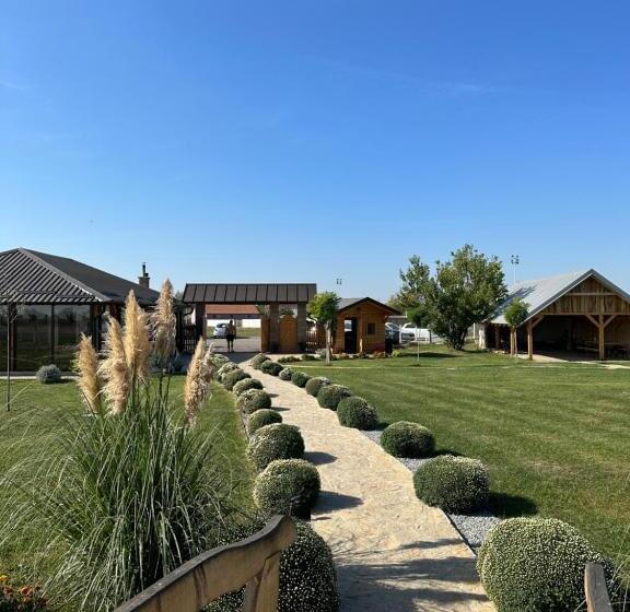 تختخواب و صبحانه Golden Carp Lake