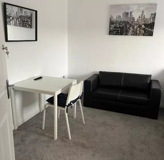 ベッドアンドブレックファースト Elegant 3 Bedroom Apt With En Suite And Shared Amenities With Free Wi Fi