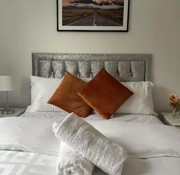 ベッドアンドブレックファースト Elegant 3 Bedroom Apt With En Suite And Shared Amenities With Free Wi Fi