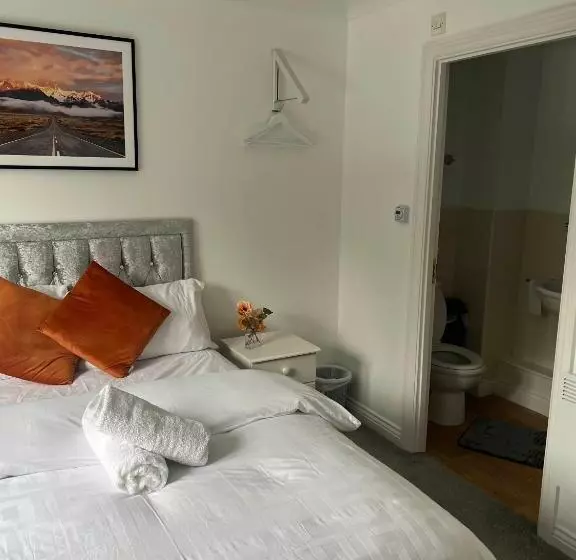 ベッドアンドブレックファースト Elegant 3 Bedroom Apt With En Suite And Shared Amenities With Free Wi Fi