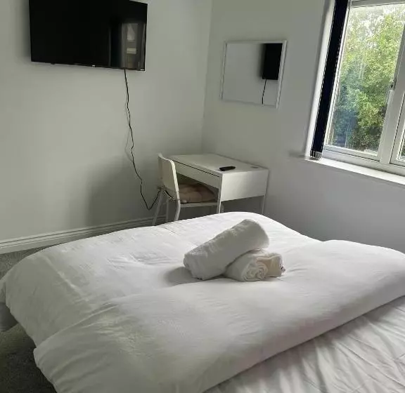 ベッドアンドブレックファースト Elegant 3 Bedroom Apt With En Suite And Shared Amenities With Free Wi Fi