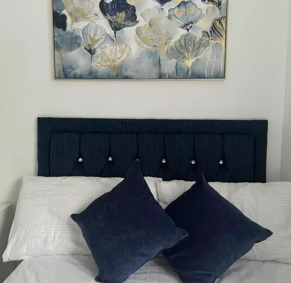 ベッドアンドブレックファースト Elegant 3 Bedroom Apt With En Suite And Shared Amenities With Free Wi Fi
