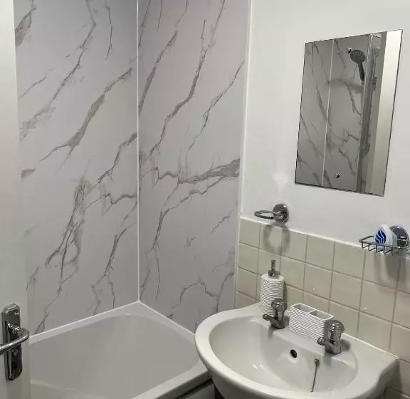 ベッドアンドブレックファースト Elegant 3 Bedroom Apt With En Suite And Shared Amenities With Free Wi Fi