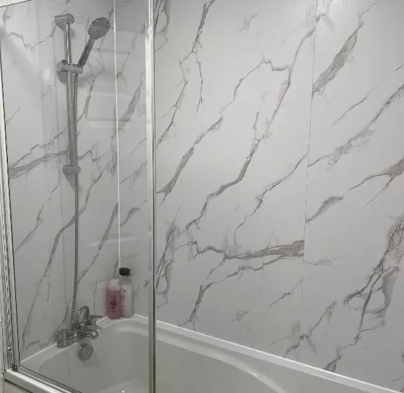 ベッドアンドブレックファースト Elegant 3 Bedroom Apt With En Suite And Shared Amenities With Free Wi Fi