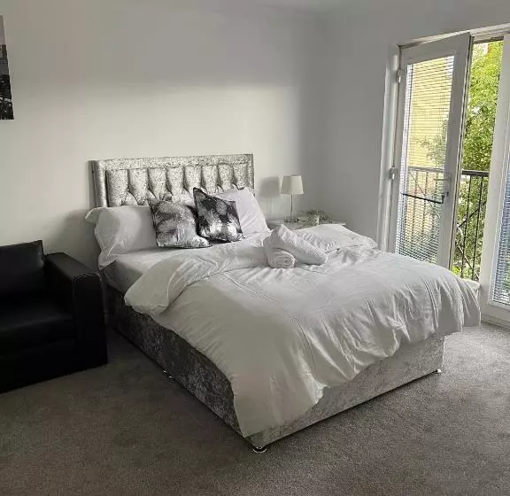 ベッドアンドブレックファースト Elegant 3 Bedroom Apt With En Suite And Shared Amenities With Free Wi Fi