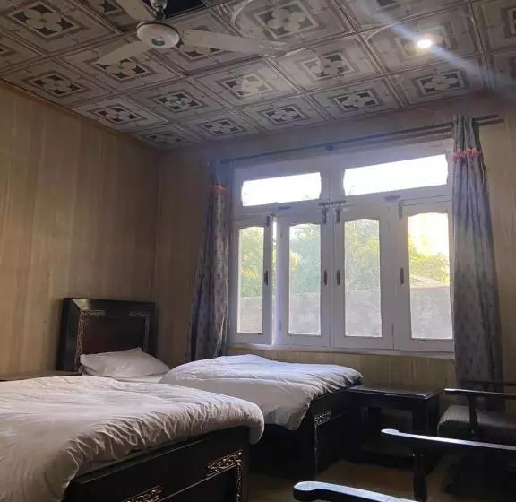 پانسیون Dost Guest House