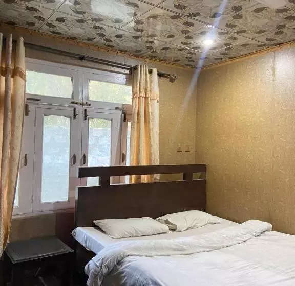 پانسیون Dost Guest House