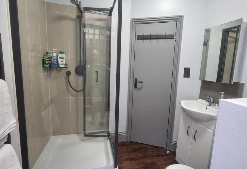 بنسيون Big Double Room, 20 Mins To London