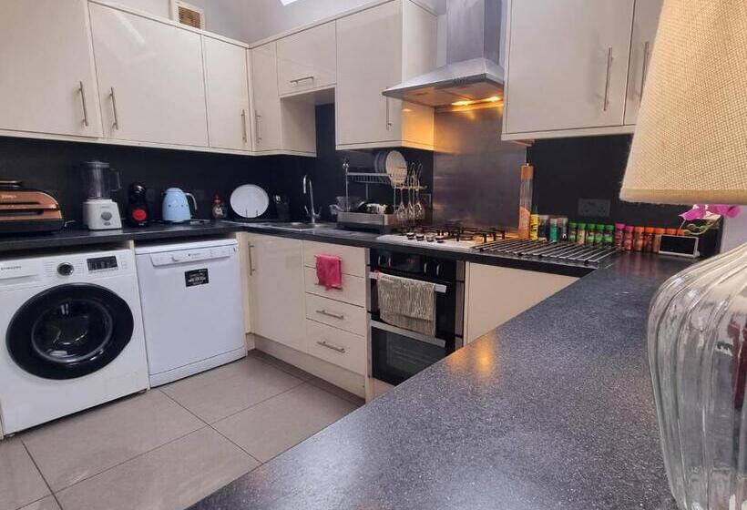 بنسيون Big Double Room, 20 Mins To London