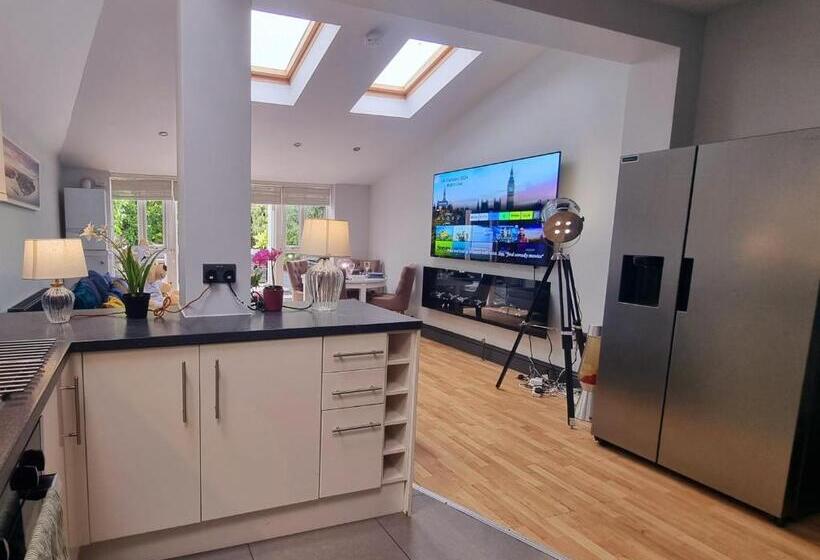 بنسيون Big Double Room, 20 Mins To London