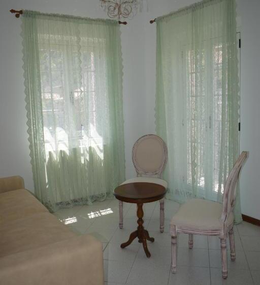 بنسيون Domus Rosea