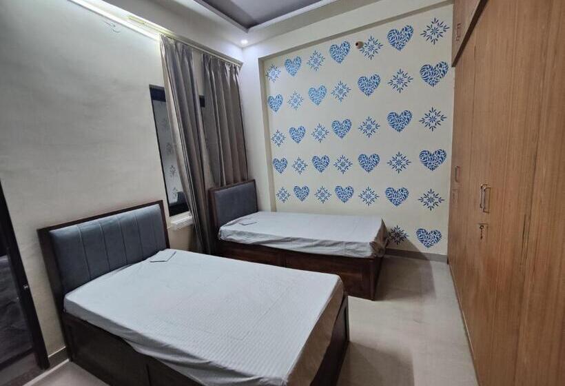 Nomadic Paying Guest