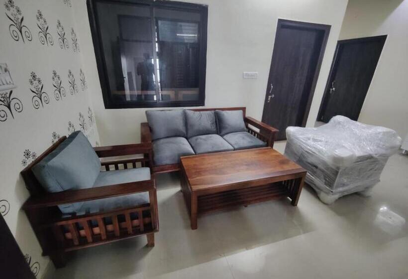 Nomadic Paying Guest