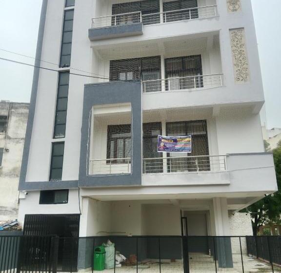 Nomadic Paying Guest