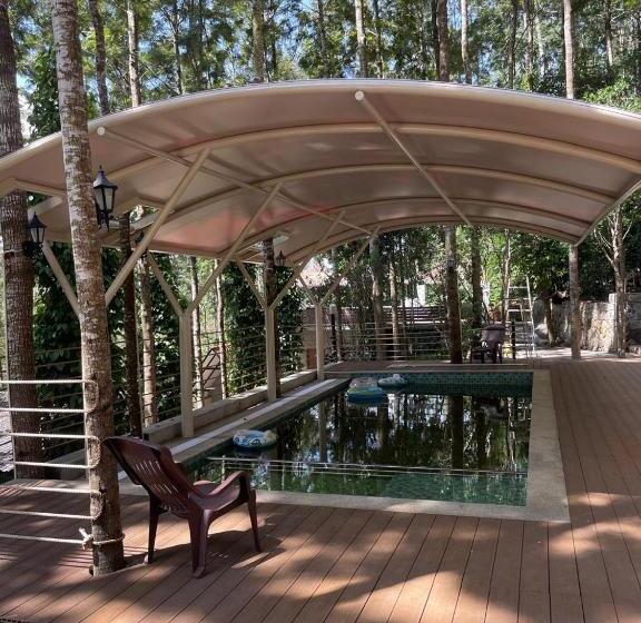 אתר נופש 100 Oaks Estate