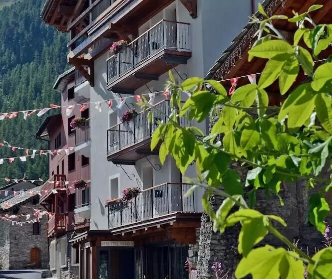 هتل Maison De Famille Les 5 Frères