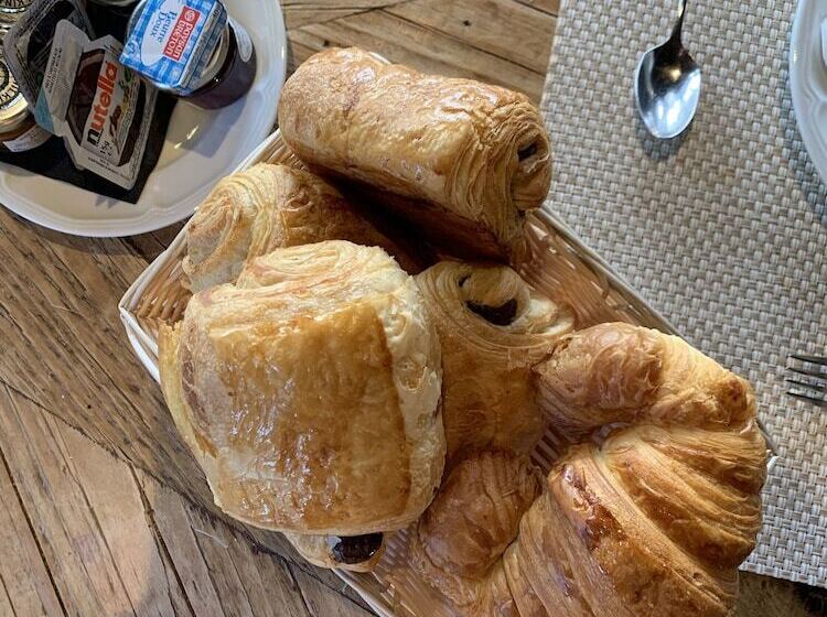 هتل Maison De Famille Les 5 Frères