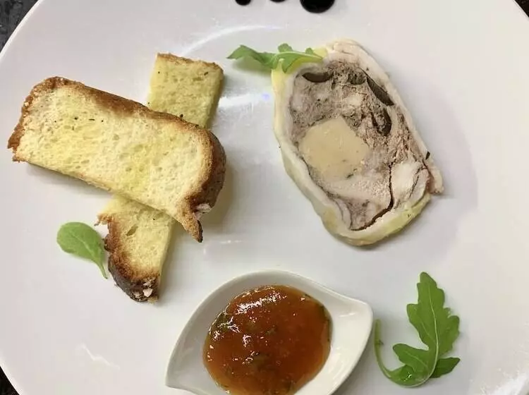 هتل Maison De Famille Les 5 Frères