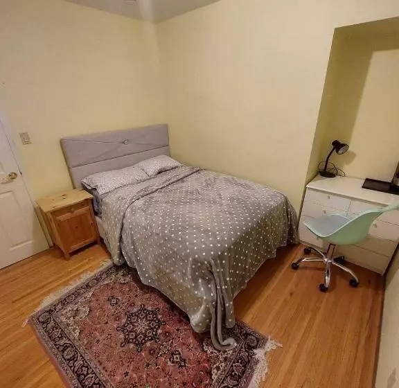 ペンション Private Room With Shared Bathroom