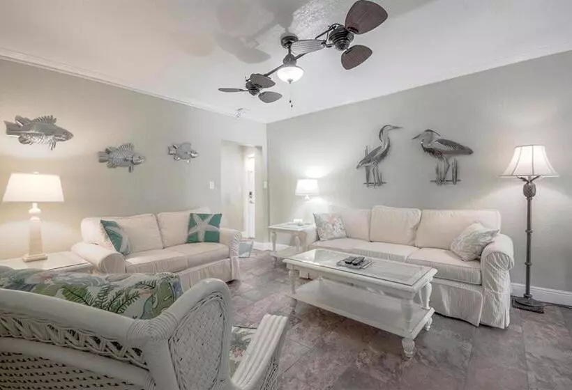 استراحتگاه Clearwater Beach Suites #105