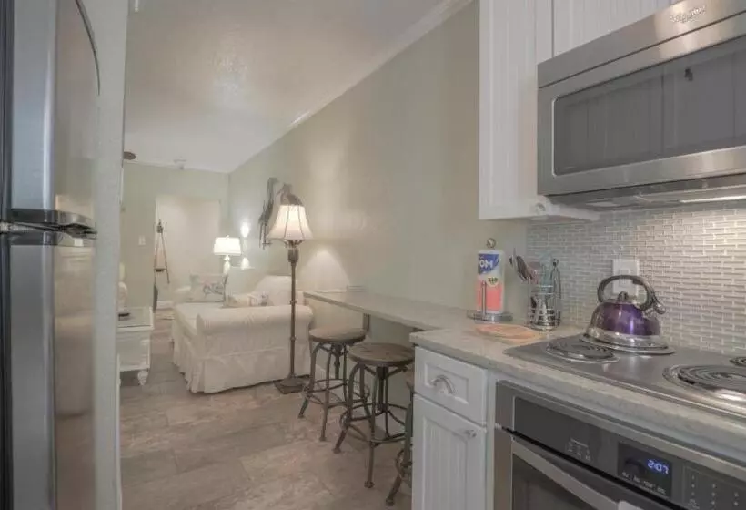 استراحتگاه Clearwater Beach Suites #105