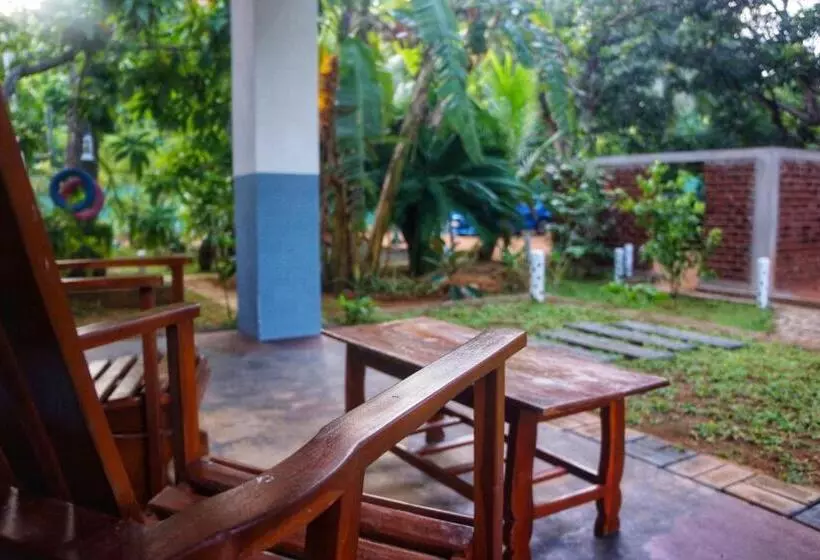 تختخواب و صبحانه Danu Resort