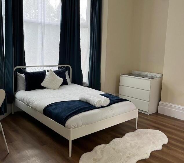 پانسیون Spacious Ensuite Room