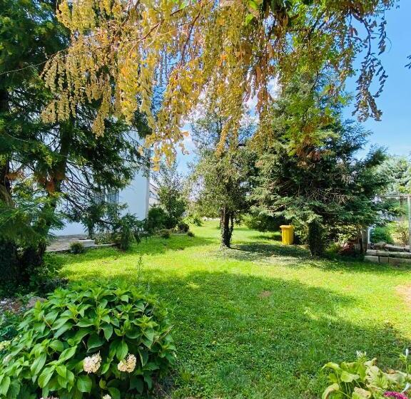 پانسیون Garden House