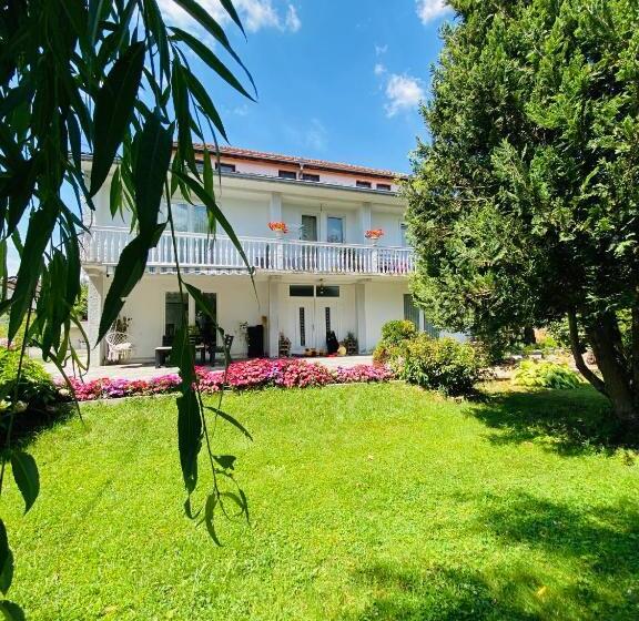 پانسیون Garden House