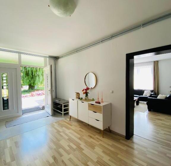 پانسیون Garden House