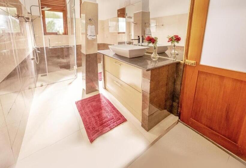 Pension (Hôtel basse catégorie) The Elegance