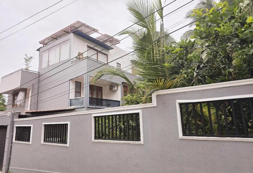 Pension (Hôtel basse catégorie) The Elegance