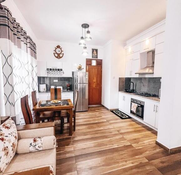 Pension (Hôtel basse catégorie) The Elegance