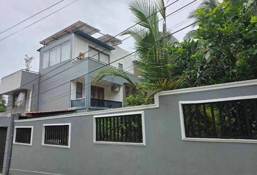 Pension (Hôtel basse catégorie) The Elegance