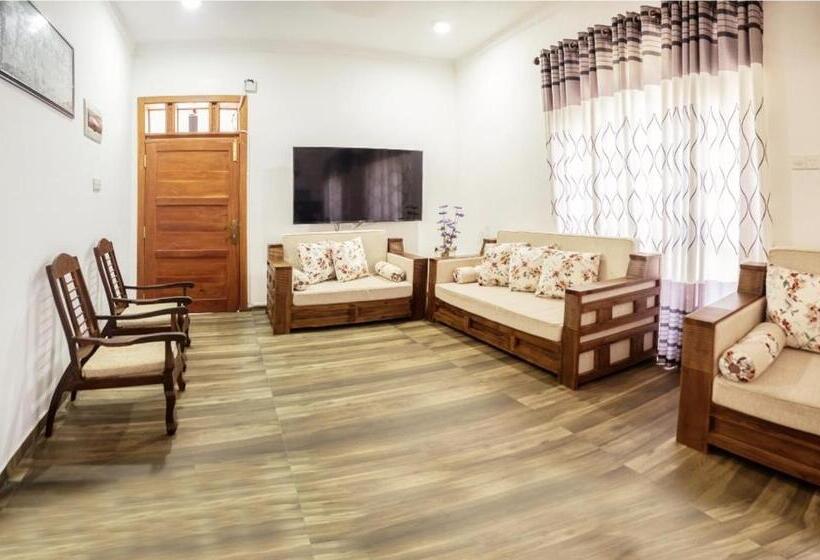 Pension (Hôtel basse catégorie) The Elegance