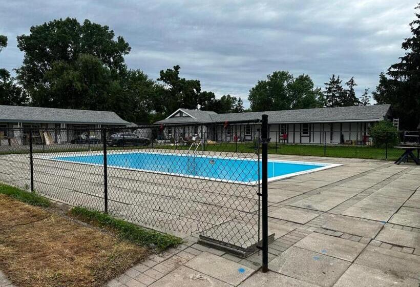 Niagara Parkway Riverview Inn