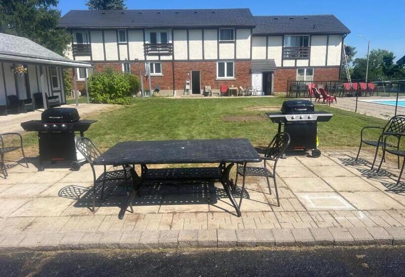 Niagara Parkway Riverview Inn