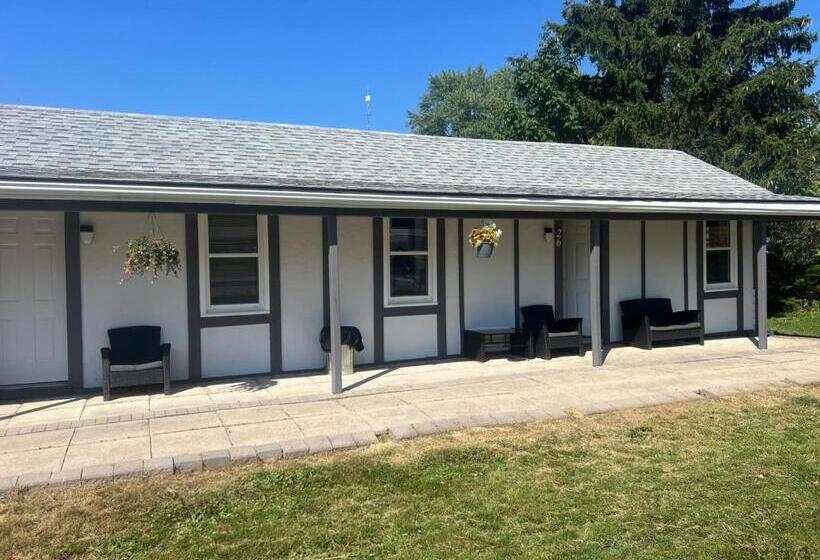 Niagara Parkway Riverview Inn