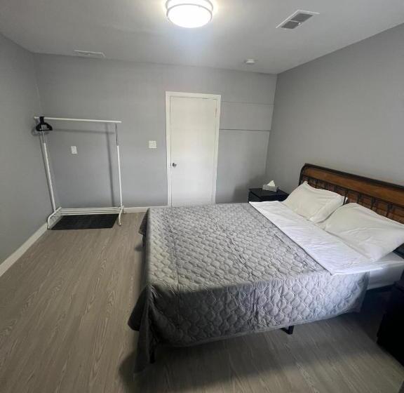 Niagara Parkway Riverview Inn