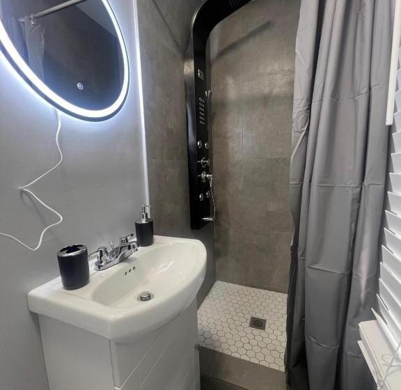 Niagara Parkway Riverview Inn