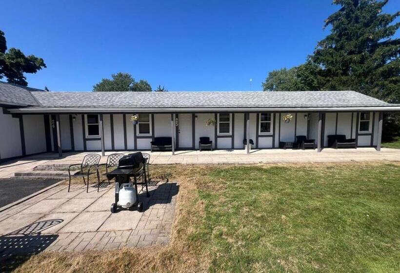 Niagara Parkway Riverview Inn